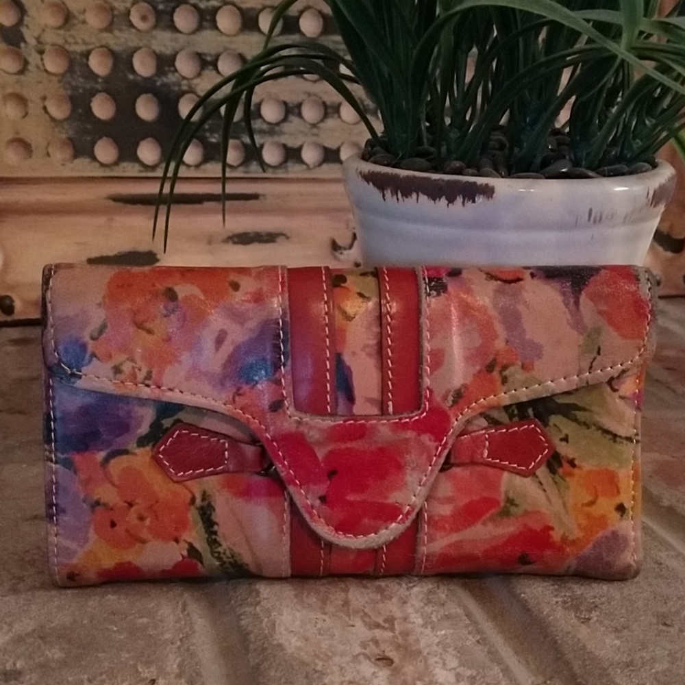 Wallet/PATRICIA NASH